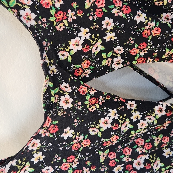 Soft, stretchy, black floral top - Picture 5 of 6